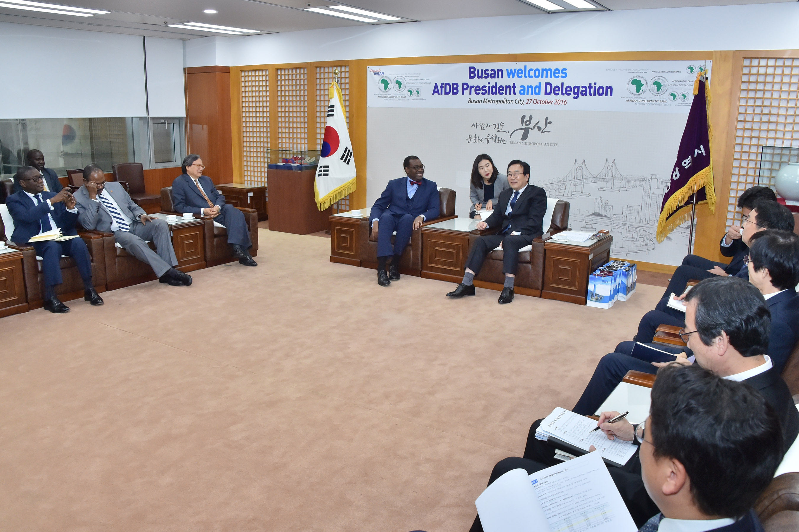 20161027 AFDB 총재 시장님 예방(국제의전실) 06.jpg