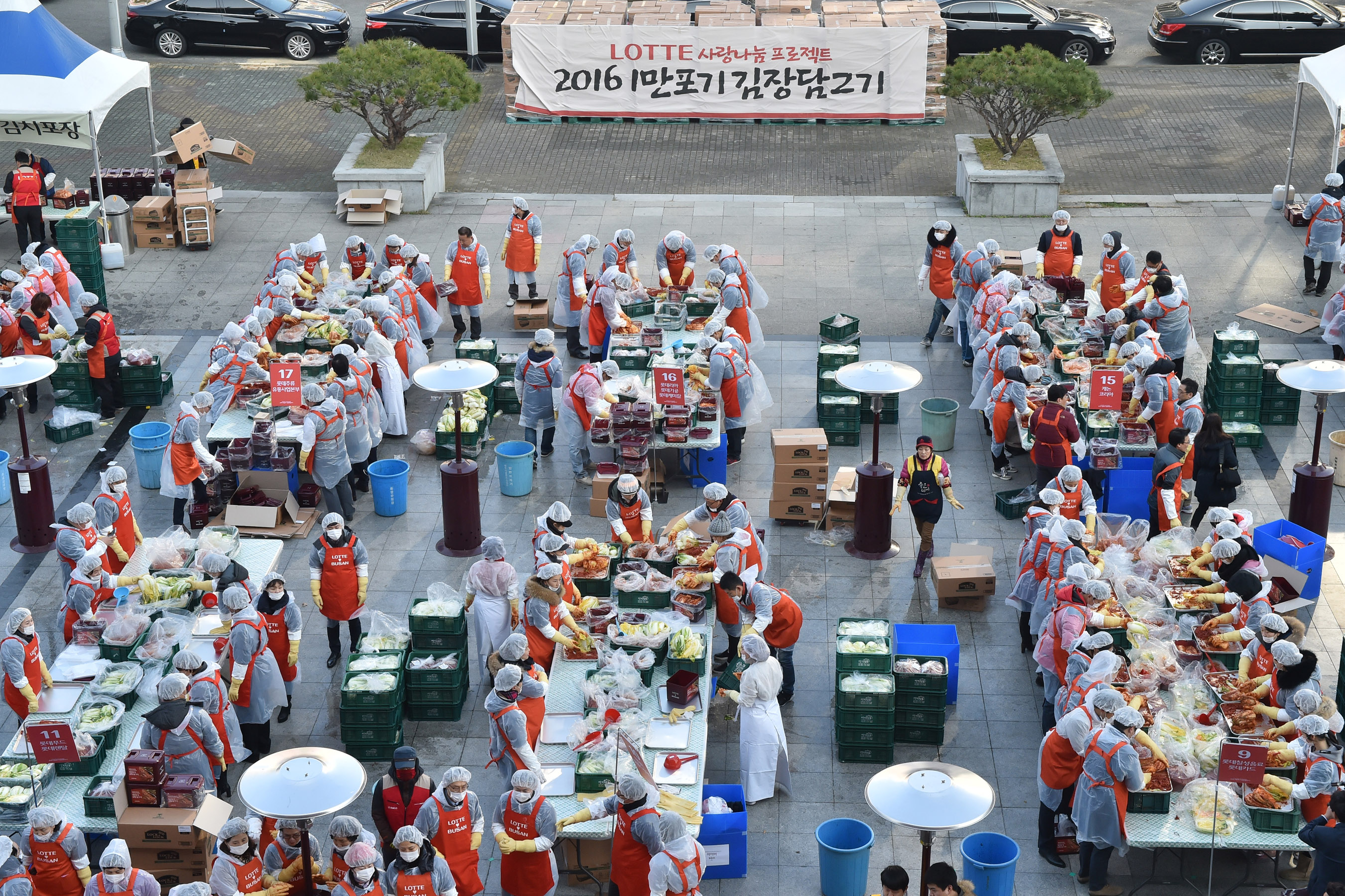 20161209 롯데 일만포기 김장담그기(사직야구장앞) 02.jpg