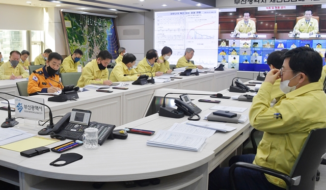 30∼31면-20200424 코로나19 대응 중앙재난안전대책본부 회의(재난상황실) 01