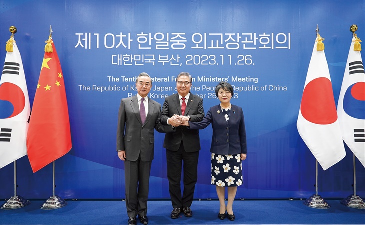 时隔4年，韩中日外长会议在釜山举行