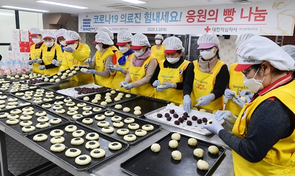 4∼5면-1-2-적십자코로나19의료진응원빵나눔-국제신문