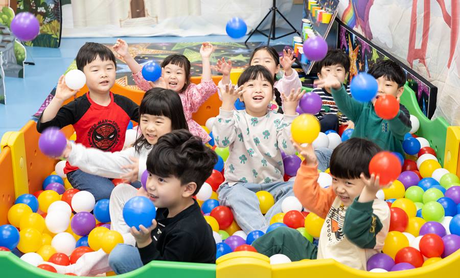 공던지기놀이하는 어린이들-국제신문