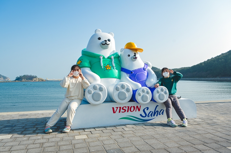 Polar Bear Statue Installed at Dadaepo Beach