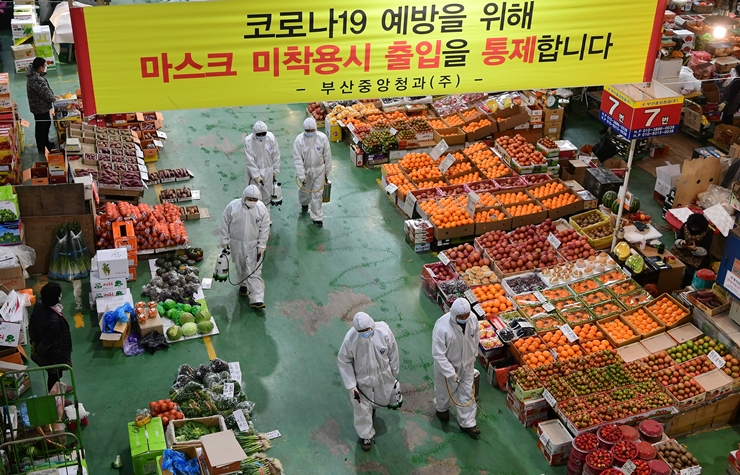 18-1 반여농산물시장코로나19방역-국제신문