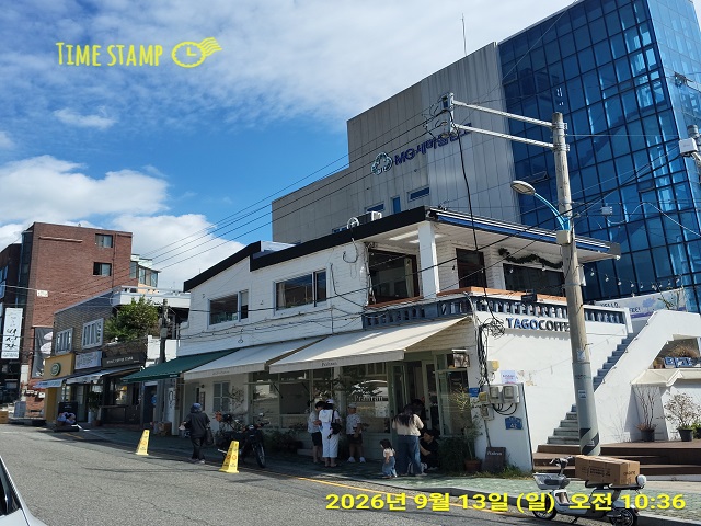 줄서있는 관광객