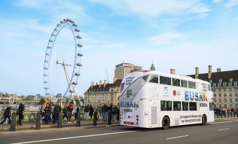 런던아이배경으로달리는LG엑스포버스
