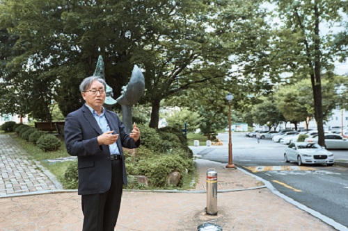 정광민 이사장이 부마민주항쟁이 시작된 당시 부산대학교 인문사회관 앞에서 당시의 상황을 회고하고 있다.