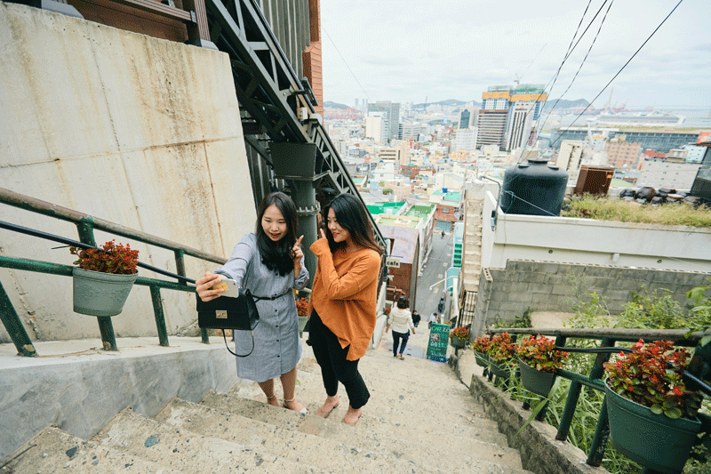 168계단을 찾은 관광객들.