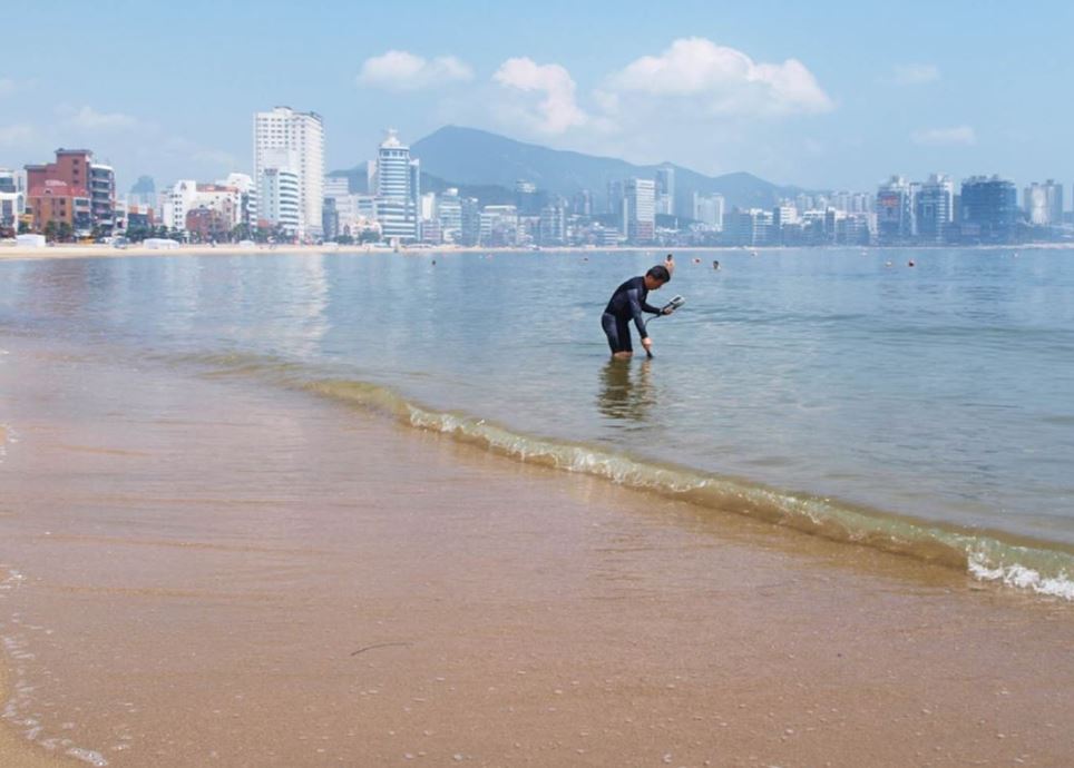 해수욕장 시료채취.jpg