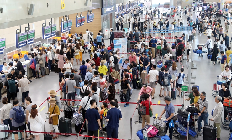 4∼5면-1-김해공항출국장-부산일보