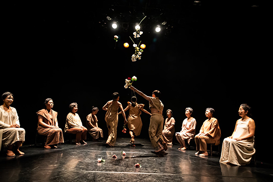 이방인들의-축제