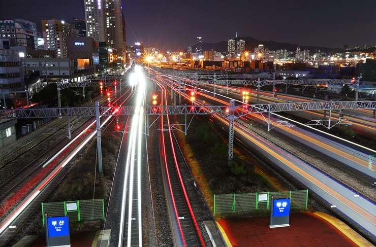 부산역철로야경-부산일보