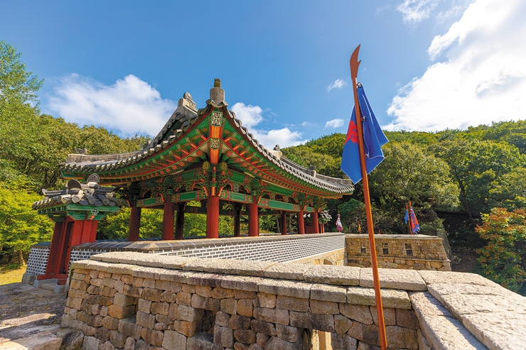 An inviting fortress atop Busan's tallest mountain thumbnail