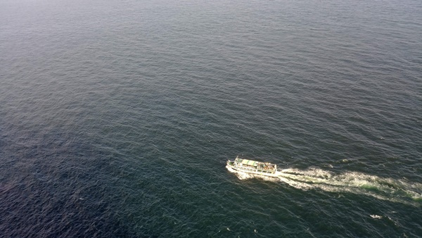 태종대 전망대 에서 본 유람선 사진