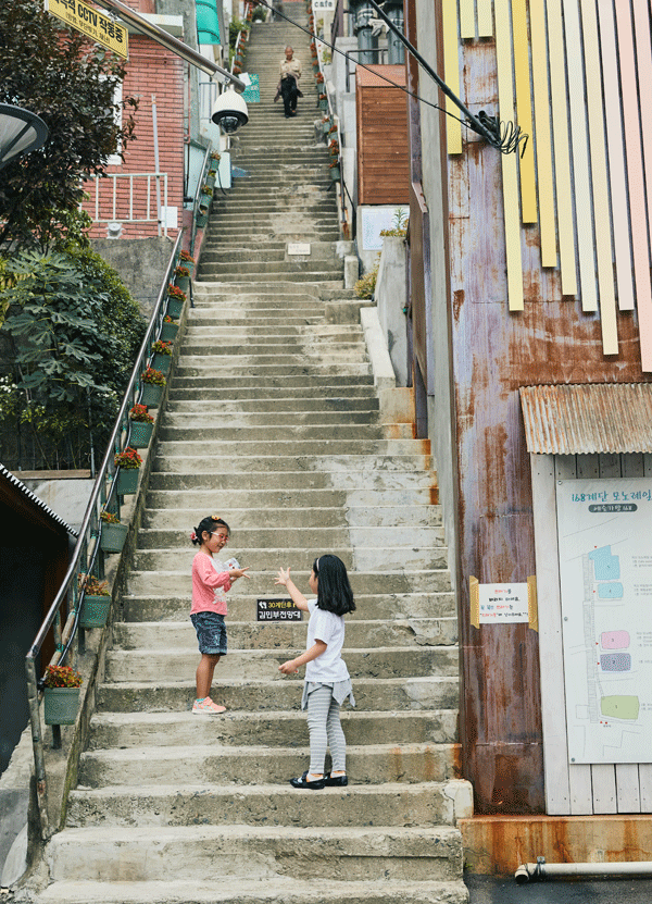 168계단. 모노레일이 설치돼 편하게 오를 수 있다.