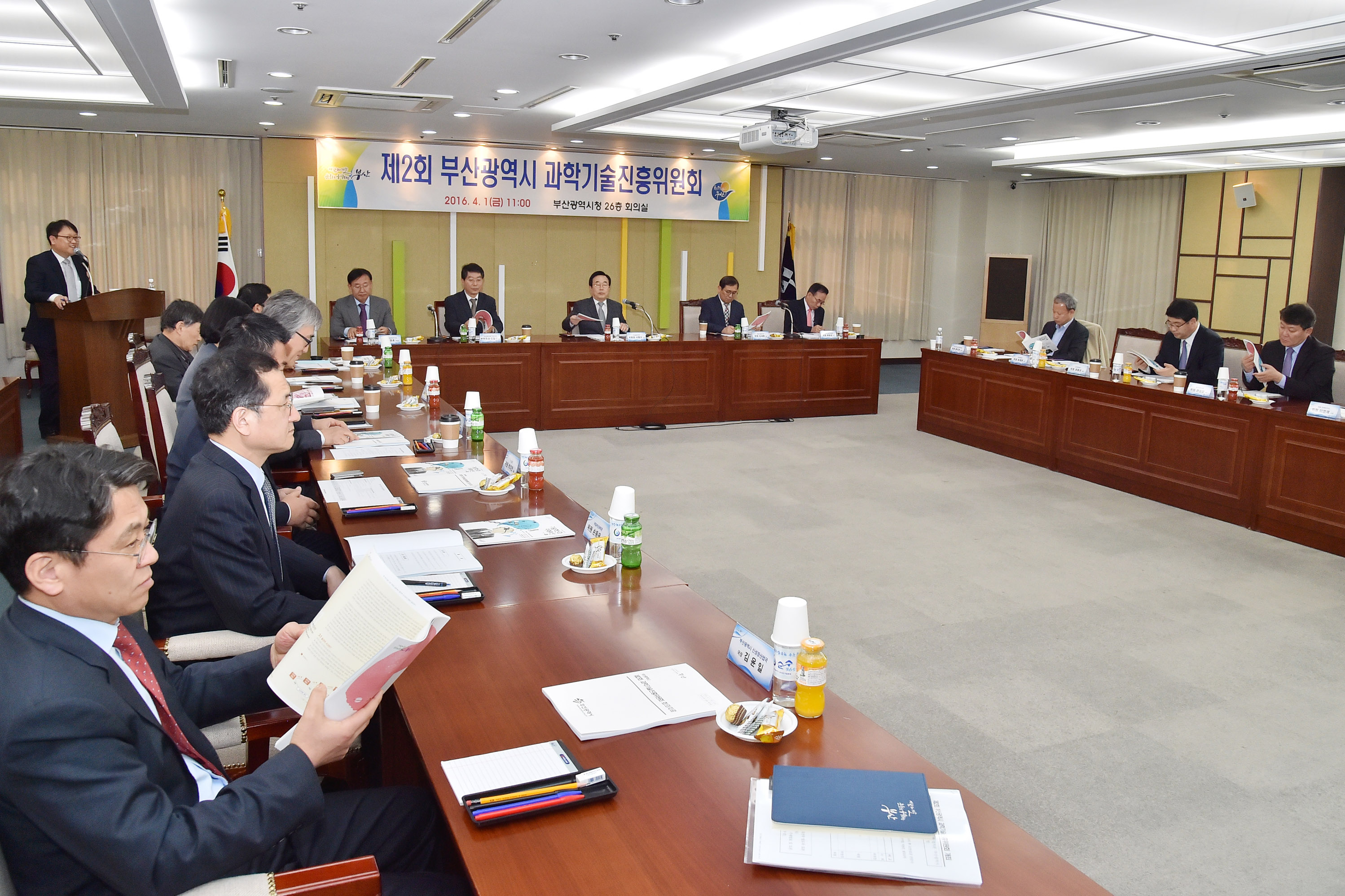 20160401 제2회 과학기술진흥위원회 회의(26층 회의실) 01.jpg