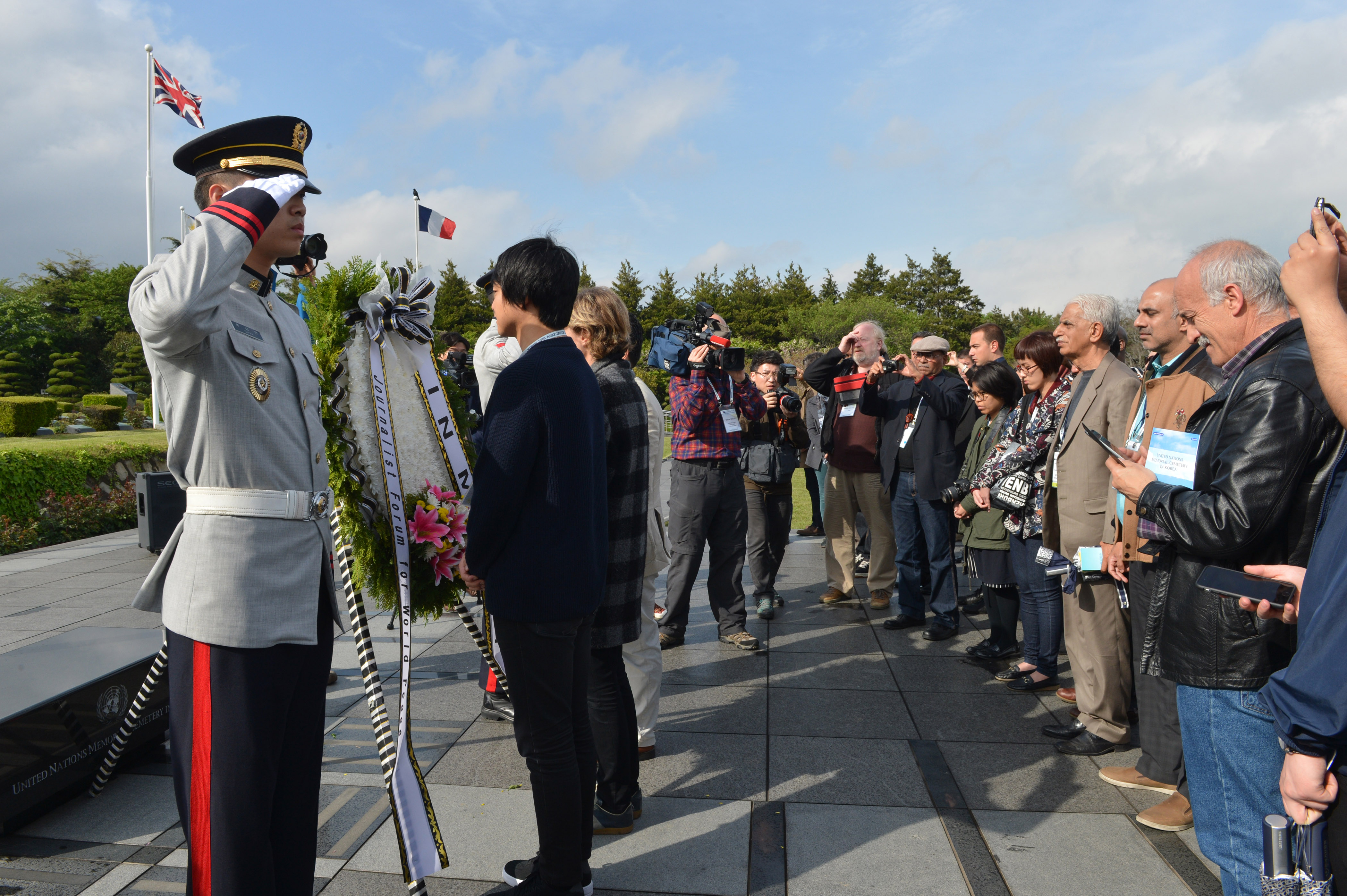 20160421 세계평화기자포럼 부산방문(UN기념공원) 11.jpg