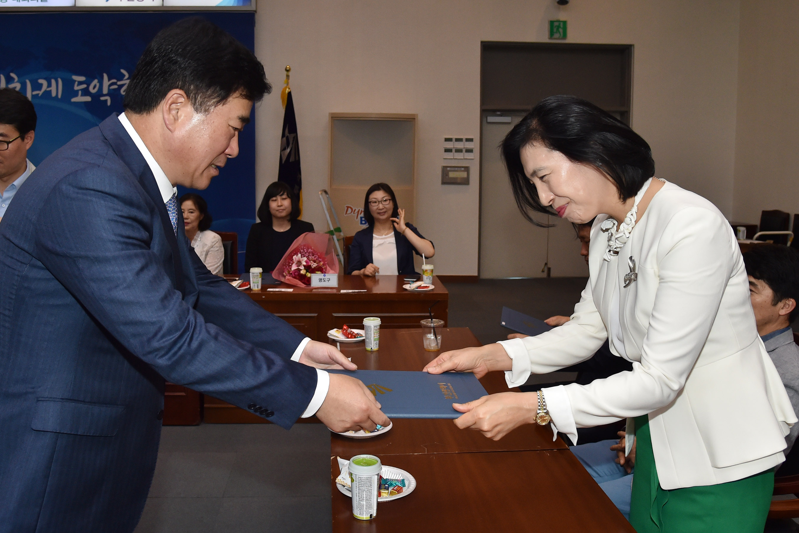 20160602 2016년 명예 지역아동센터장 위촉식(대회의실) 13.jpg