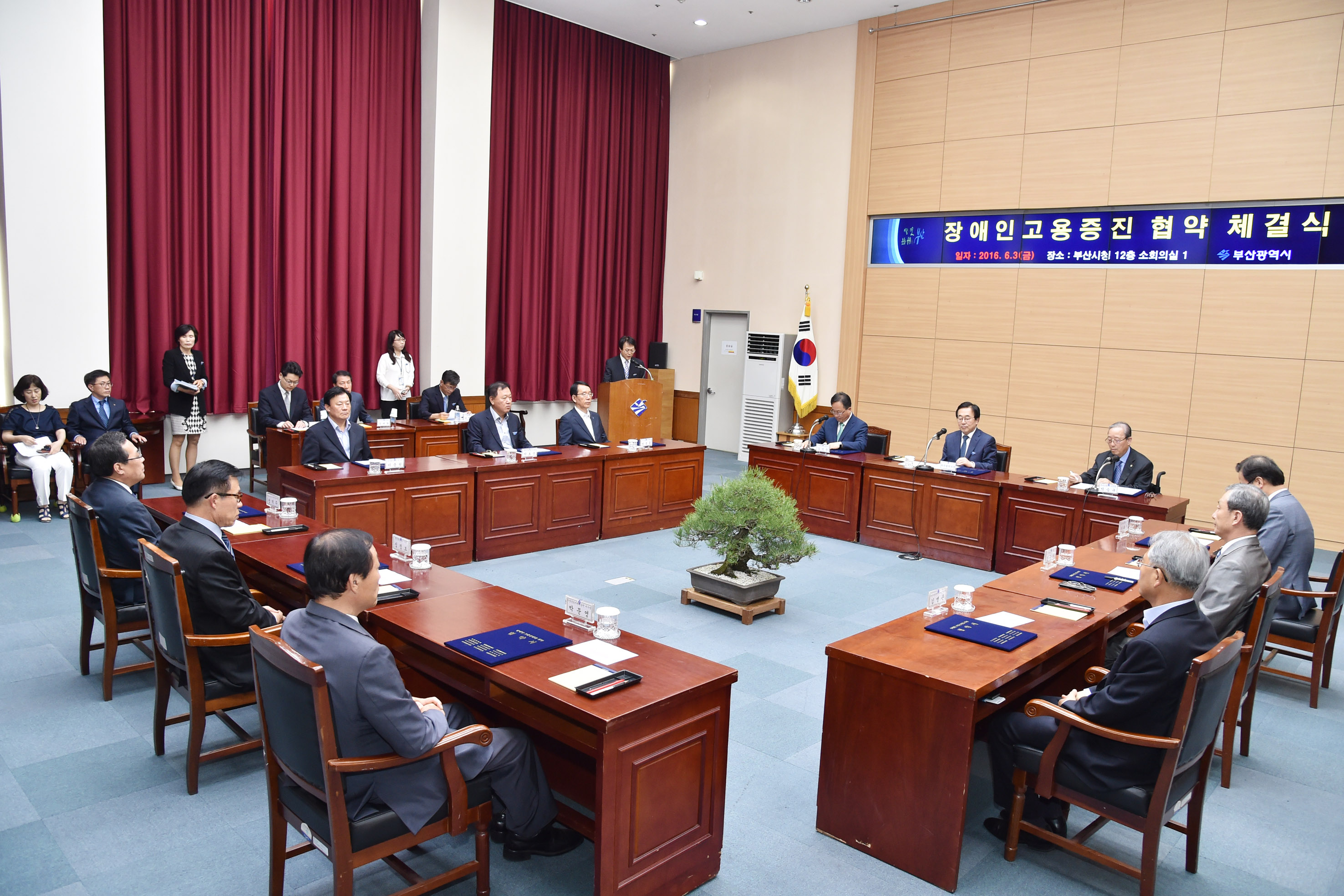 20160603 장애인 고용증진 협약식(소회의실) 01.jpg