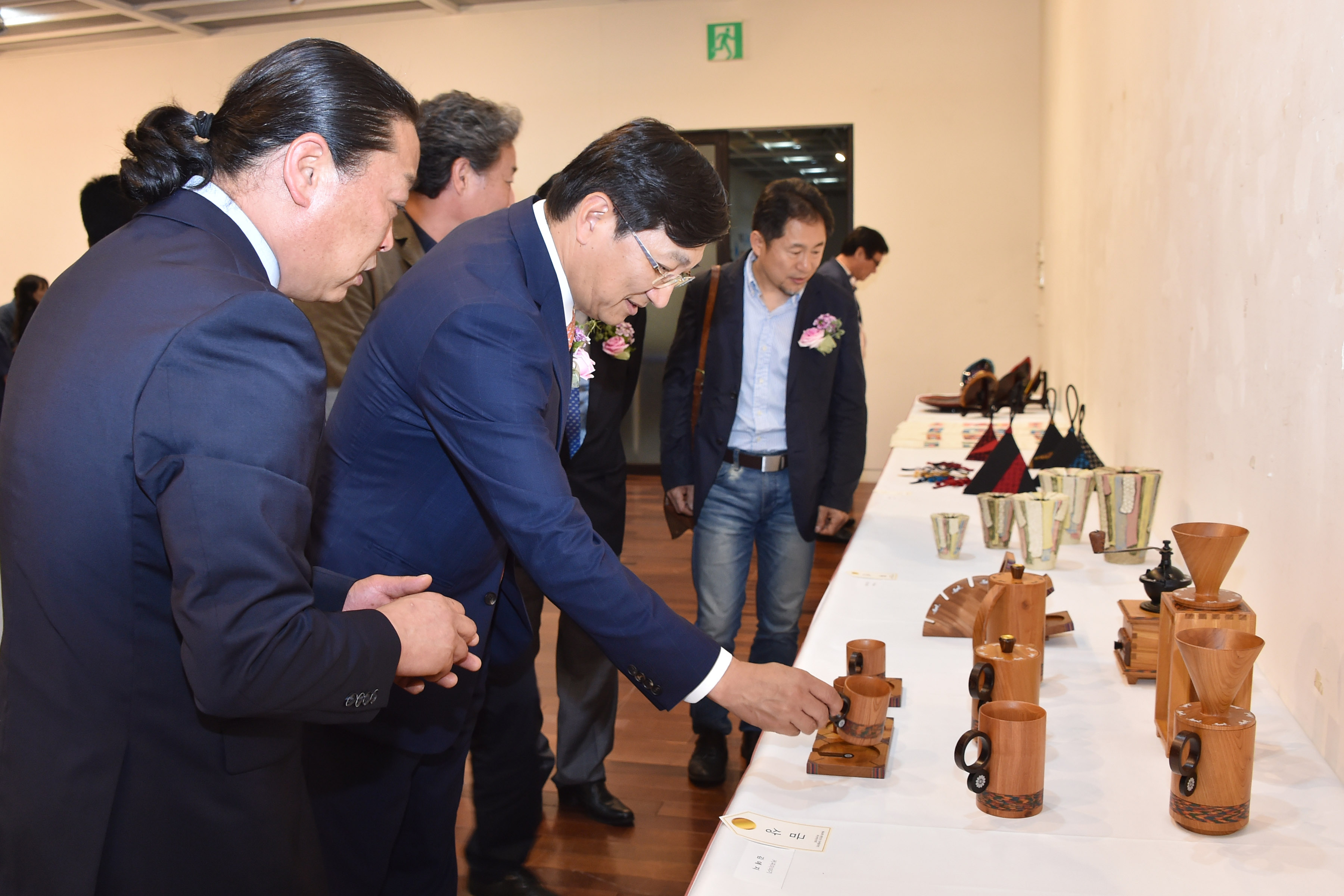 20160622 공예명장 수여식(시청2층 전시실) 10.jpg