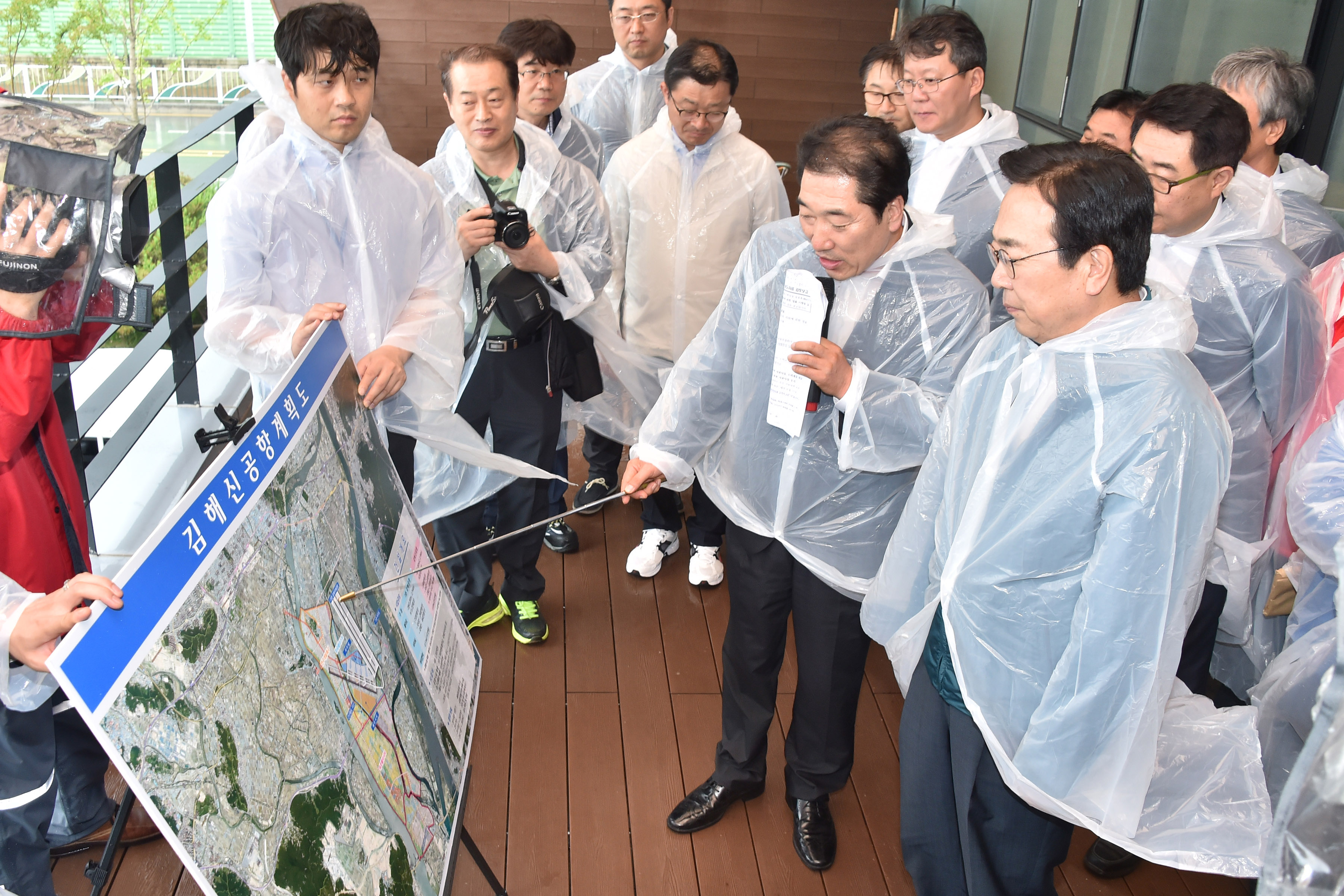 20160701 김해 신공항부지 현장방문(농업인회관 공항관제탑) 03.jpg