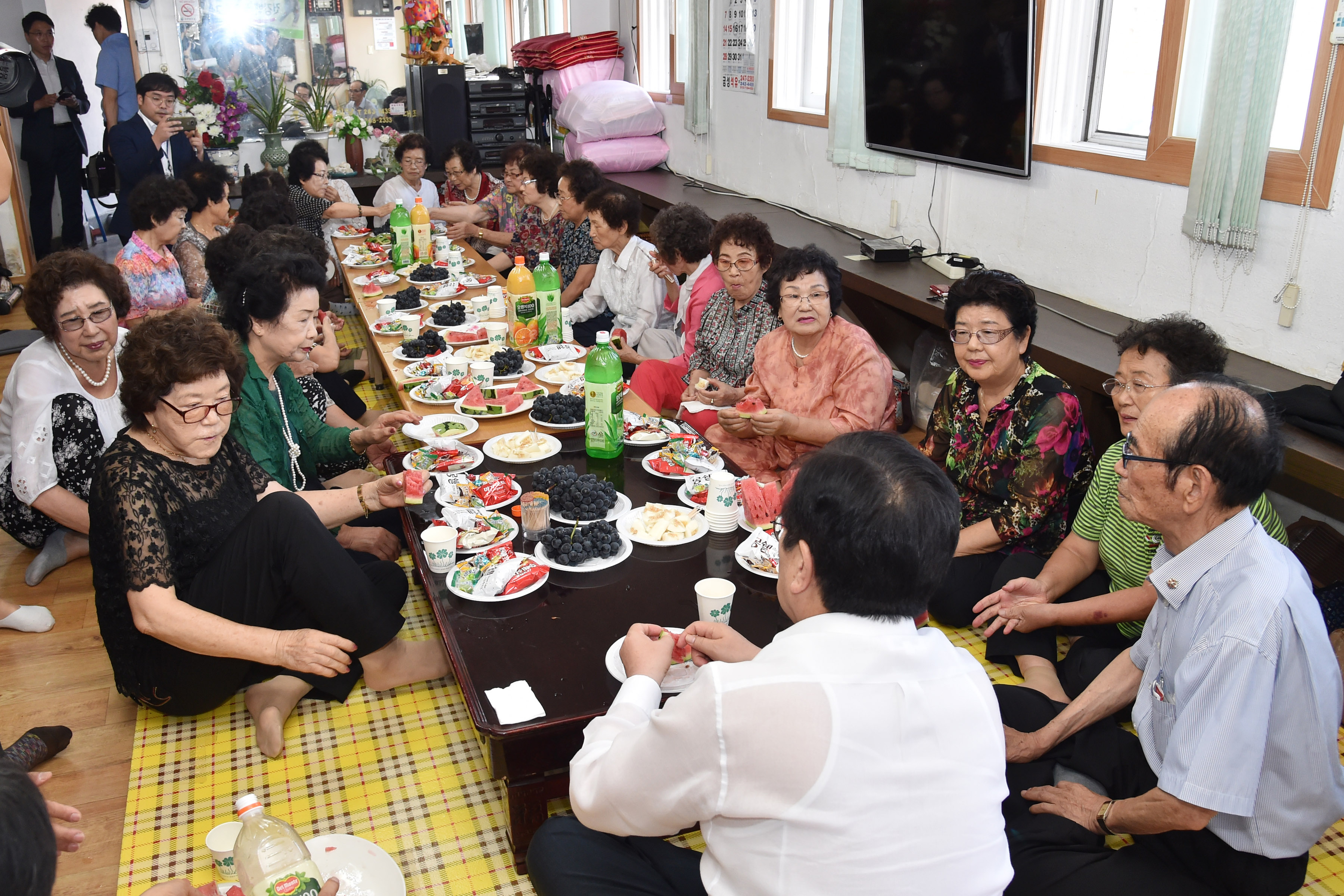 20160823 어르신 위로(상조경로당) 08.jpg