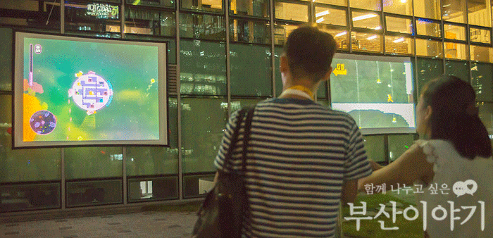 국내 최대 인디게임 축제인 '제2회 부산 인디커넥트페스티벌 2016'이 다음달 9~11일 해운대 영화의전당에서 막을 올린다(사진은 지난해 행사에서 게임을 즐기고 있는 관람객 모습)