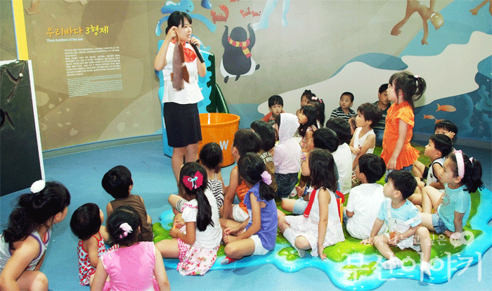 국립해양박물관이 개관 4년 만에 관람객 500만명을 돌파했다(사진은 국립해양박물관 체험 프로그램에 참여한 어린이들 모습)