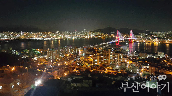 해돋이전망대에 오르면 바다에 떠 있는 배 위에서 보는 것처럼 원도심과 북항, 부산항대교 전경이 한 눈에 들어온다(사진 ①해돋이전망대에서 본 부산 야경
