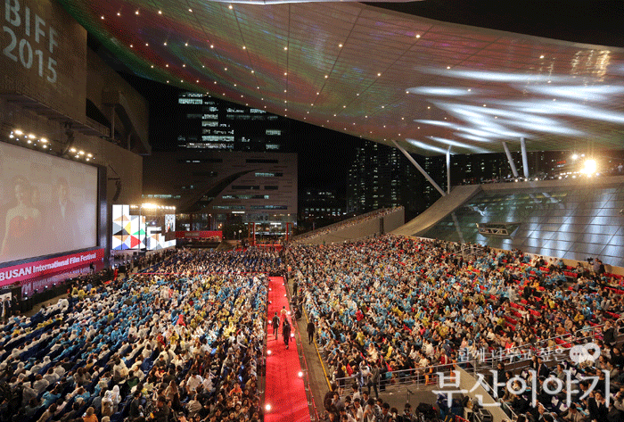제21회 부산국제영화제(BIFF)가 10월 6일 영화의전당에서 화려한 막을 올린다(사진은 지난해 BIFF 개막식 장면).