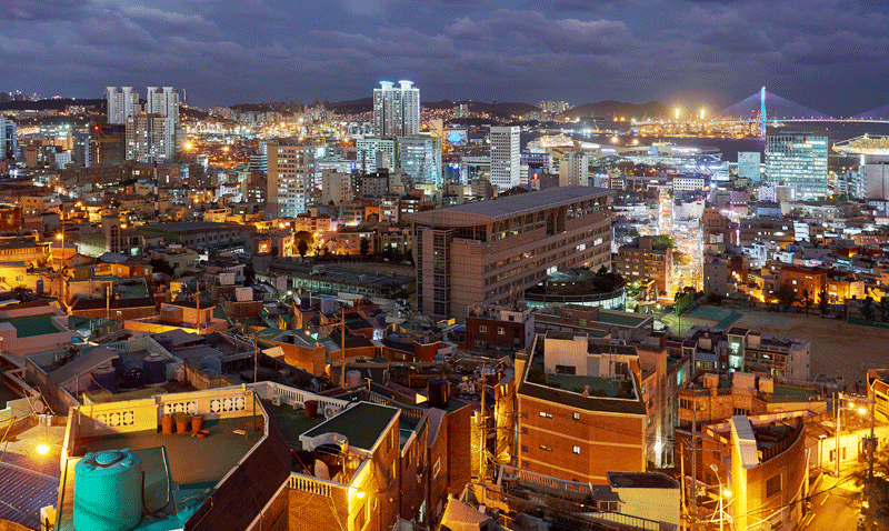 이바구길의 꼭대기에서 바라본 야경. 발아래 보이는 불빛 하나하나에 이곳에 숨은 이야기들이 담겨 있다.