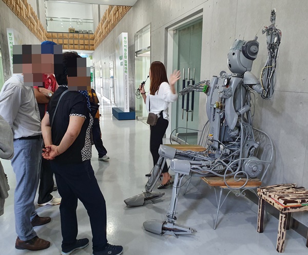 재활용 로봇에 관한 설명을 듣고 있는 시민 사진