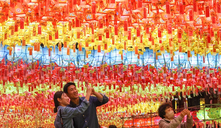 釜山燃灯文化节：点亮希望，照亮心灵