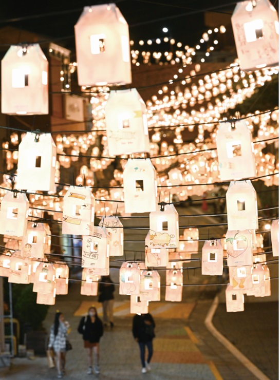 12月的釜山街头，处处洋溢喜悦的灯光