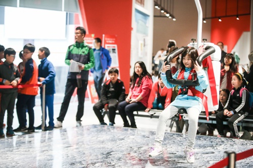 28_1_1_달의+중력체험_월면걷기(상설전시관)