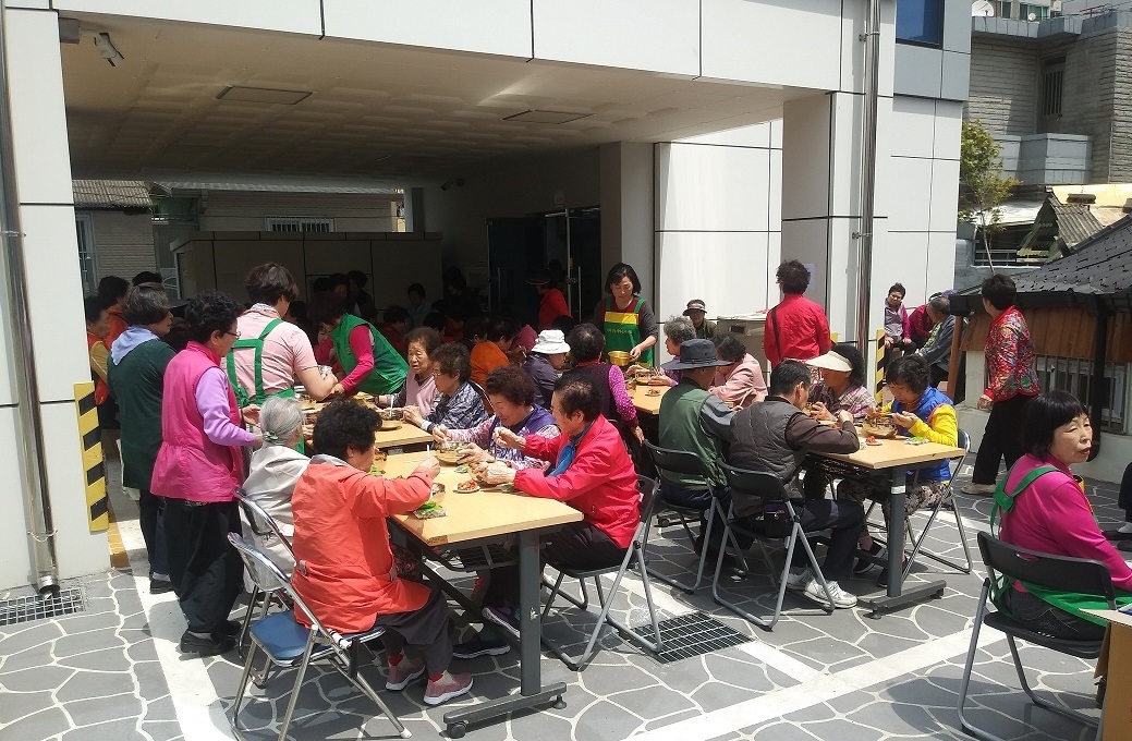 부녀회 무료급식.jpg