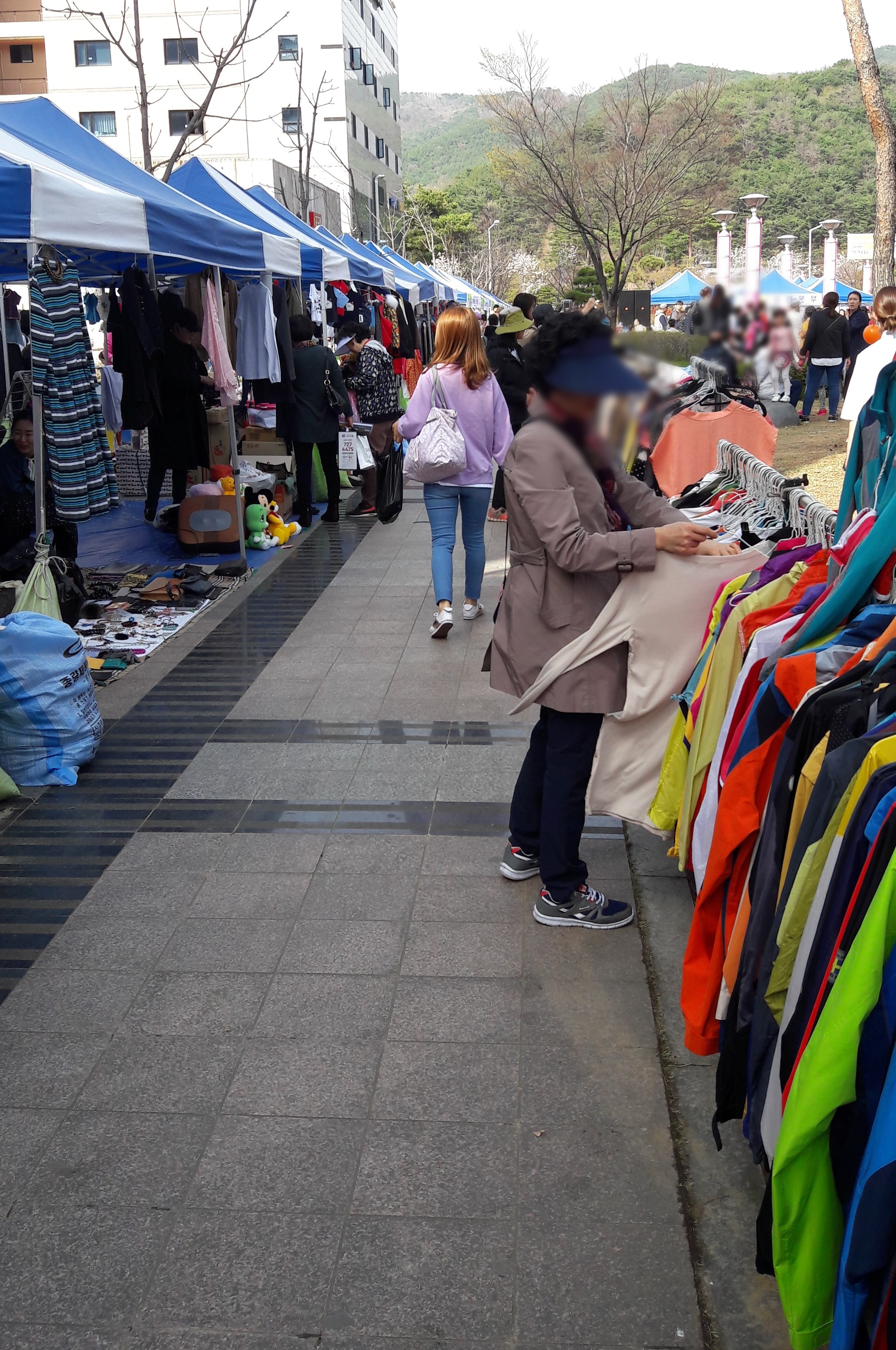 프리마켓에서 옷파는 사진