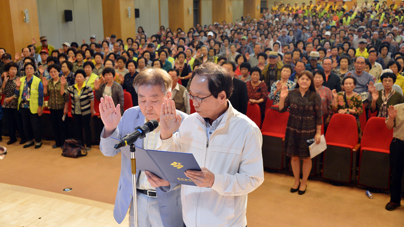 부산시 ‘고독사 예방 네트워크 안전망’ 구축 시범사업에 참여한 어르신 700명이지난 9월 7일 발대식을 갖고 활동에 들어갔다(사진은 부산시청 대강당에서 열린 발대식에서 어르신들이 선서를 하는 모습).