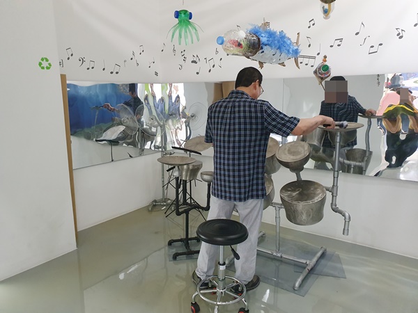 재활용한 북을 연주해보는 시민 사진