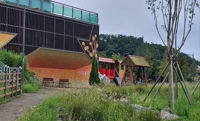 산수유필무렵 조형물