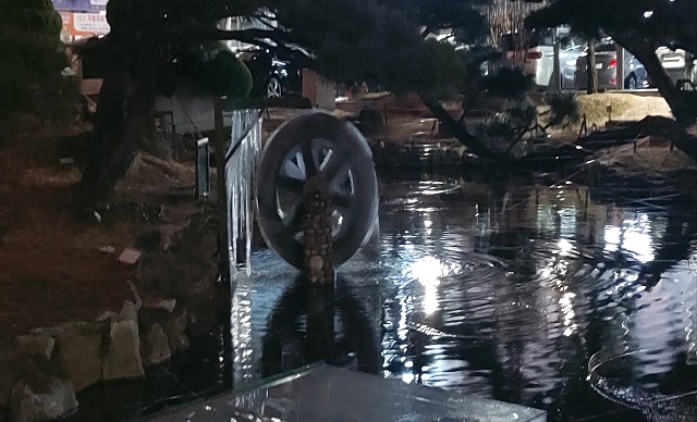 얼어붙은 물레방아