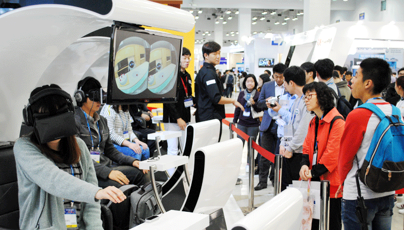 글로벌 정보통신기술 종합전시회이자 학술행사인 ‘2017 ITU Telecom World’가 9월 25부터 28일까지 해운대 벡스코에서 열린다(사진은 2014년 10월 ITU전권회의 기간 열린 ITU엑스포 체험부스 모습).