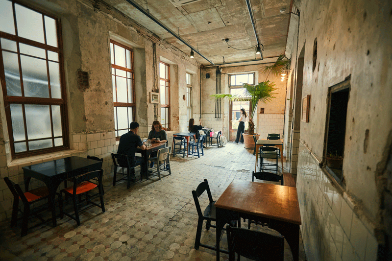 1922년 건립된 옛 백제병원을 리모델링한 브라운핸즈 초량. 젊은 카페 순례자들 사이에서 부산에서 가장 가볼 만한 인기 카페로 유명하다.