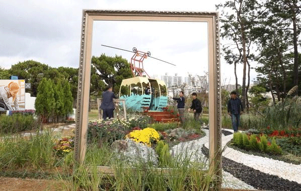 '2017 부산정원박람회' 개막을 하루 앞둔 17일 오후 부산시민공원 남문 다솜마당 일대에서 자치구별 정원의 마무리 작업이 한창이다. 이번 박람회는 22일까지 계속된다.