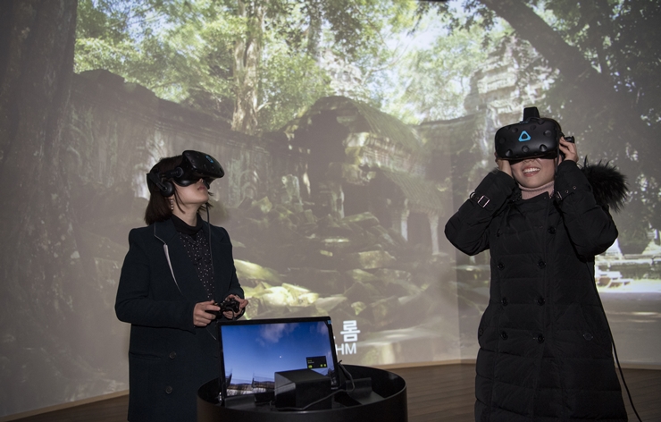 아세안문화원에서 VR 체험하는 모습