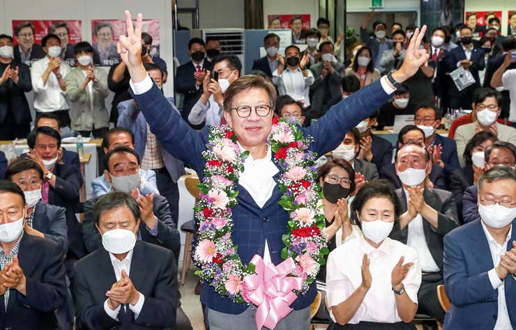 朴亨埈当选第八届全国同时地方选举釜山广域市市长