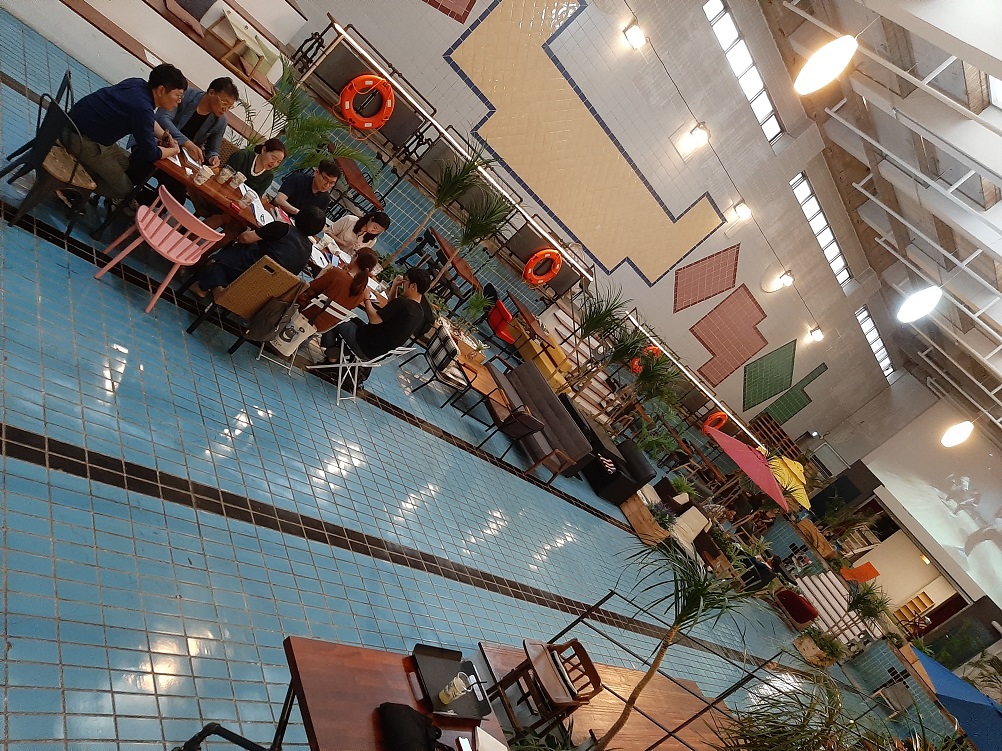 수영장 개조 카페 잼스톤 내부 사진2