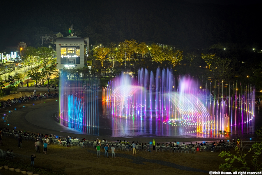 Music show begins on Dadaepo Sunset Fountain of Dreams