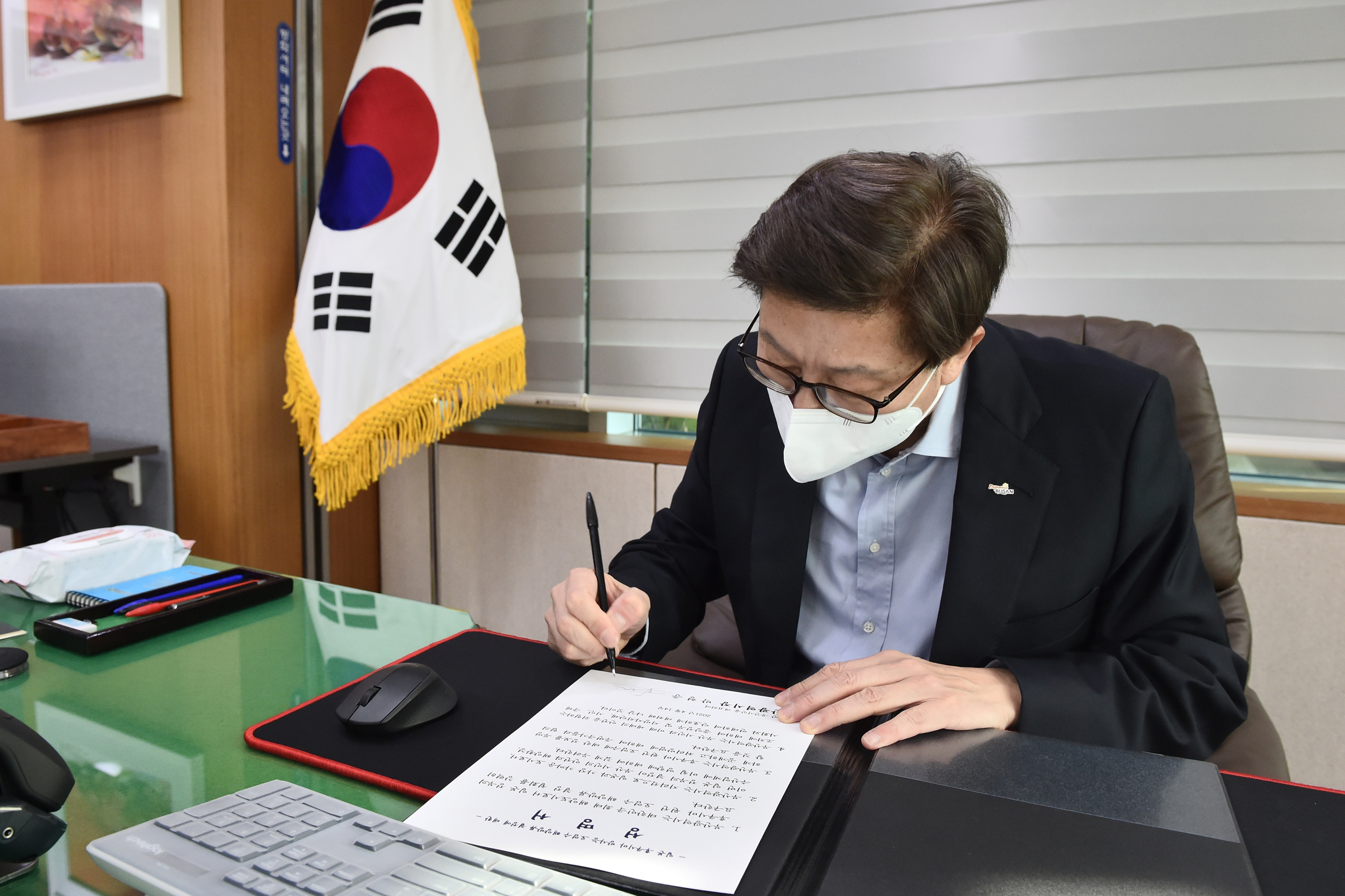 20210415 후쿠시마 원전 오염수 방류 관련 주부산 일본총영사 성명서 서명(집무실) 사진1