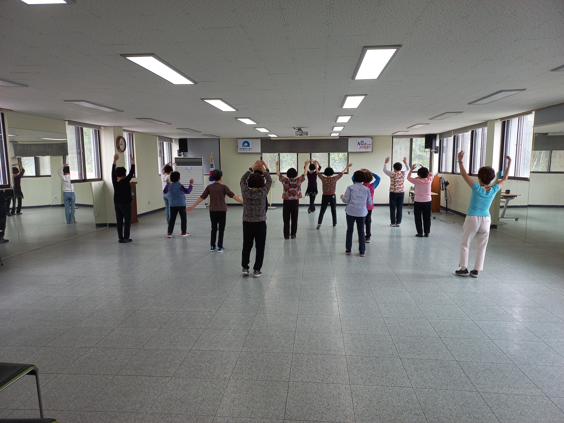 대청동 주민자치회 프로그램 스트레칭과라인댄스(5월) 사진1